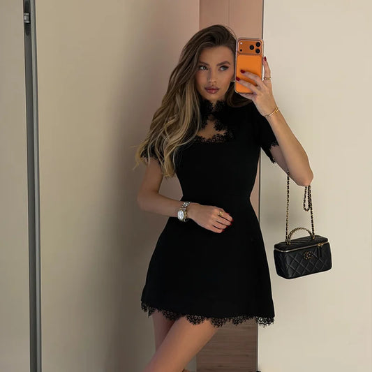 Bodycon mini kjole med blondedetaljer – Høj krave | Half sleeves | Udskåret brystdetalje | Figursyet sheath-silhuet
