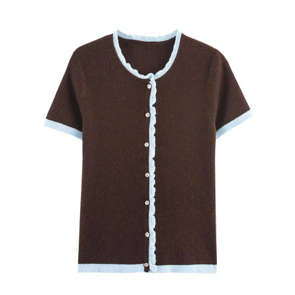 Sød kortærmet cardigan i ribstrik med feminine kanter og elegant kontrastdetalje