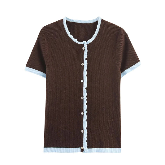 Sød kortærmet cardigan i ribstrik med feminine kanter og elegant kontrastdetalje