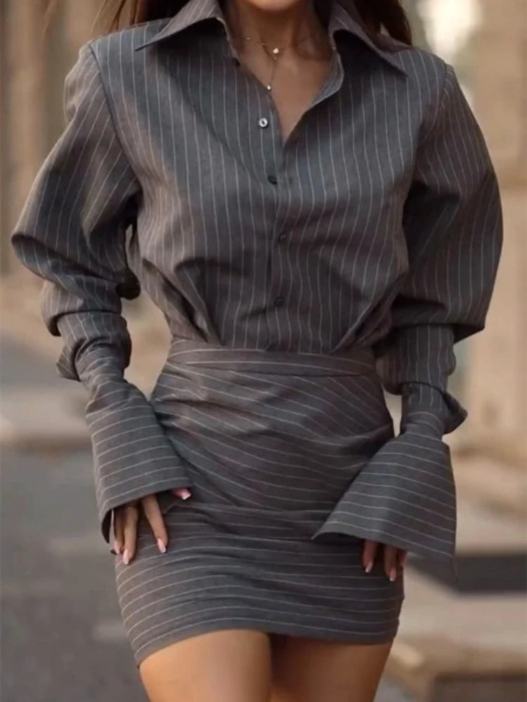 Elegant todelt sæt til kvinder | Stribet skjortetop og figursyet mininederdel | Moderne kontorstil