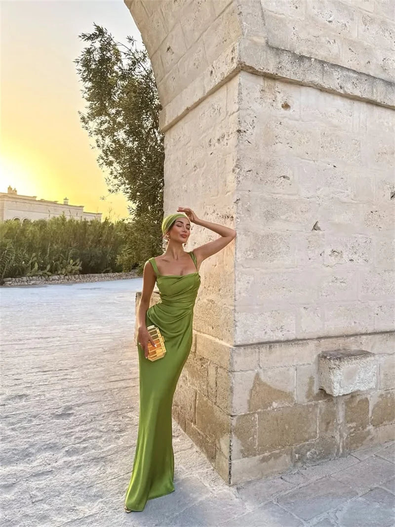 Satin maxi kjole med halterneck og snøredetalje | Elegant og sofistikeret silhuet