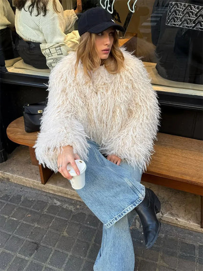 Kvinders kort faux fur jakke | Fluffy vinterfrakke | Løs pasform og luksuriøst look