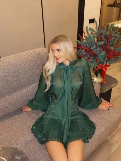 To-delt sæt til kvinder | Let chiffonbluse med sløjfe | Plisseret mini-nederdel med høj talje