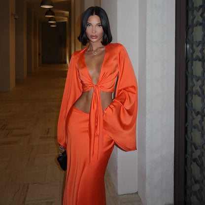 Elegant todelt sæt med bindedetalje og flydende silhuet