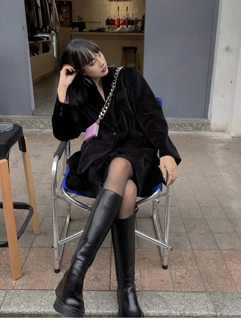 Moderne Knæhøj Støvle Med Chunky Sål Og Stilrent Udtryk