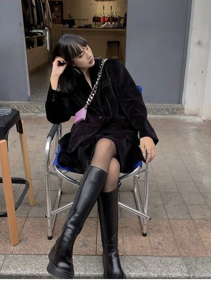 Moderne Knæhøj Støvle Med Chunky Sål Og Stilrent Udtryk