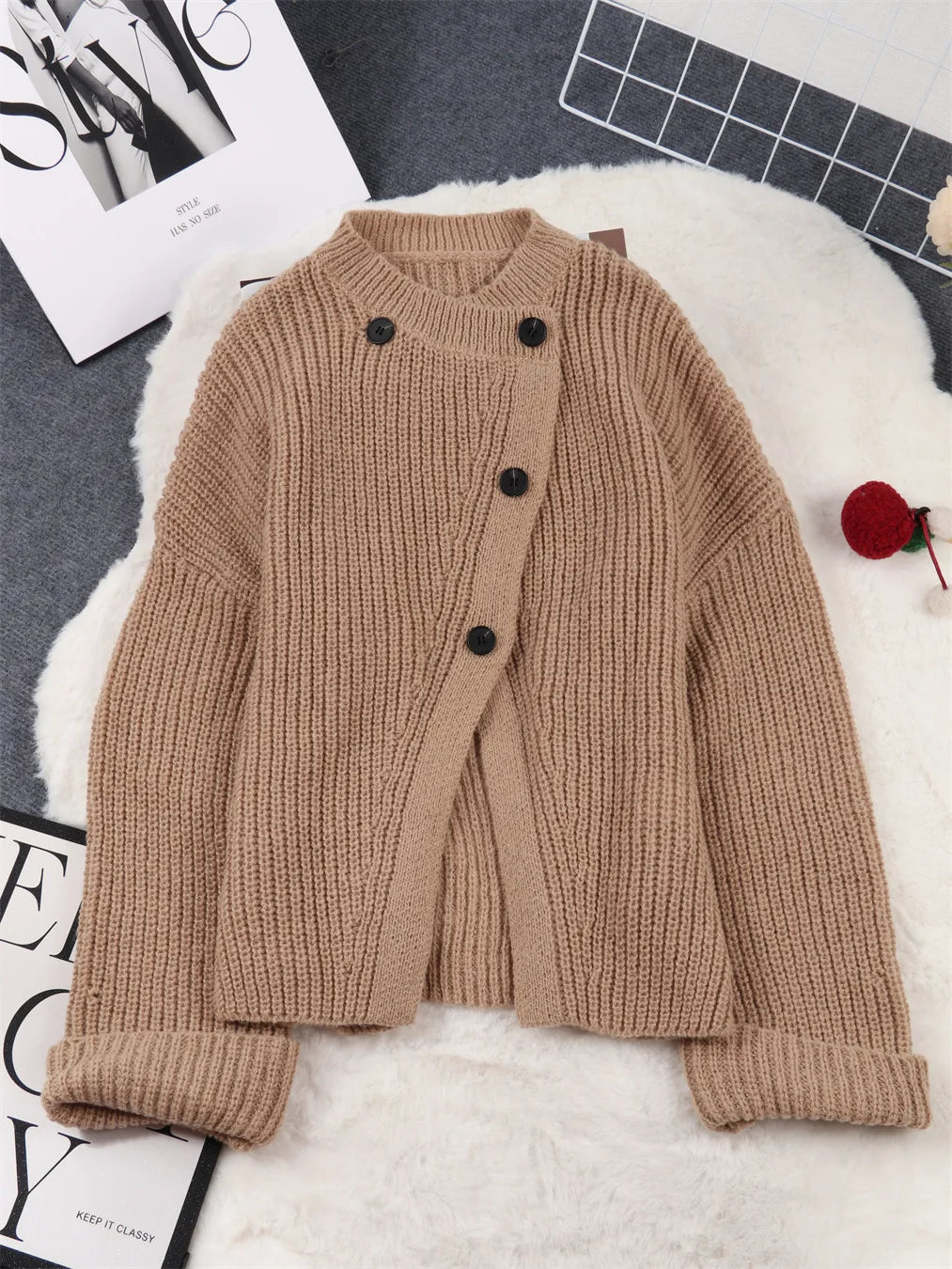 Dame cardigan i strik | Løs pasform | Asymmetrisk design med knapper