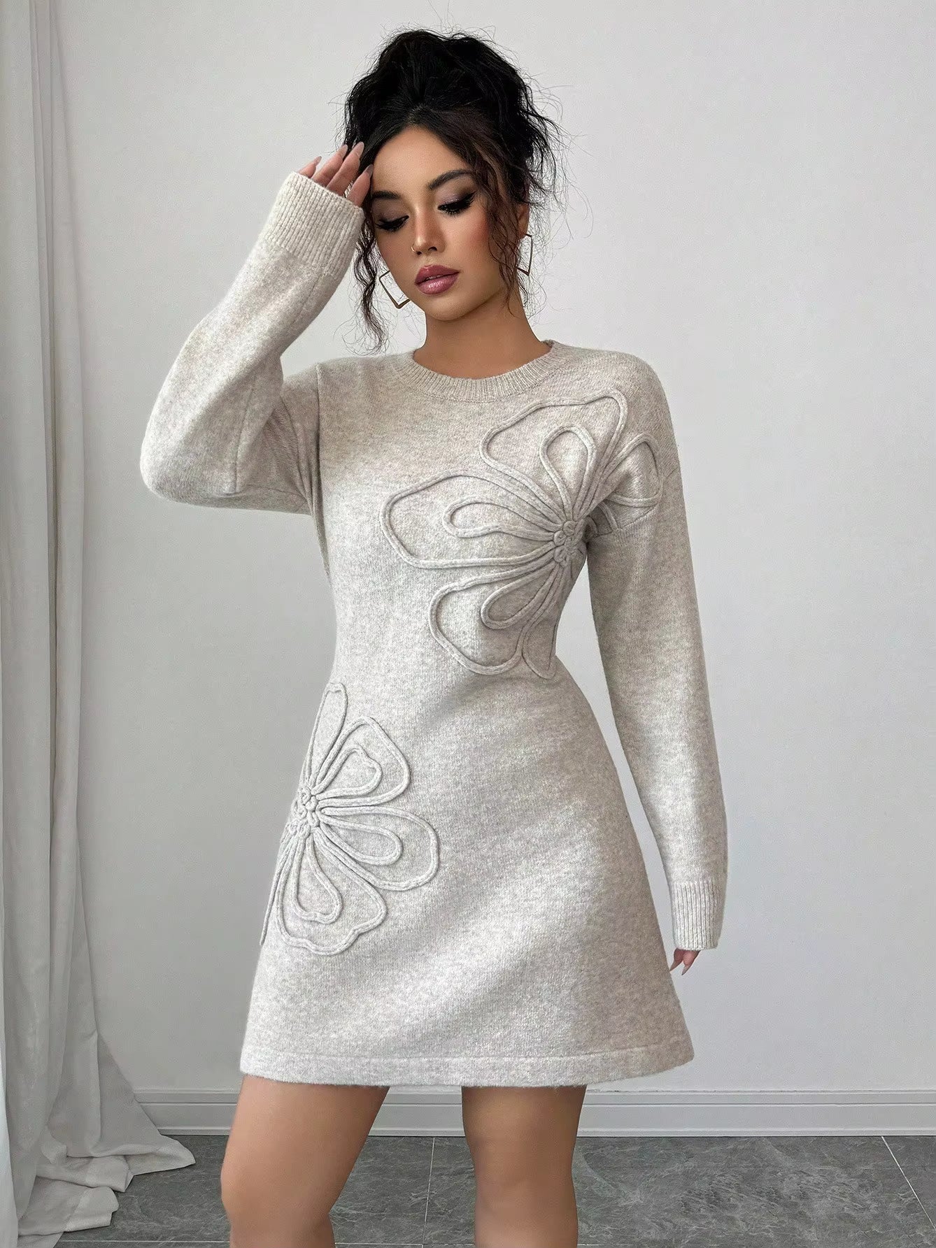 Strikket kjole til kvinder med dekorativ broderet struktur og rund hals