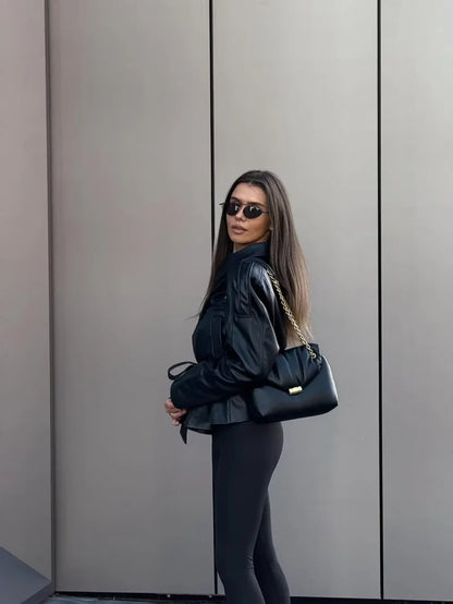 Damejakke i imiteret læder | Bælte i taljen | Kort trenchcoat i moderne stil