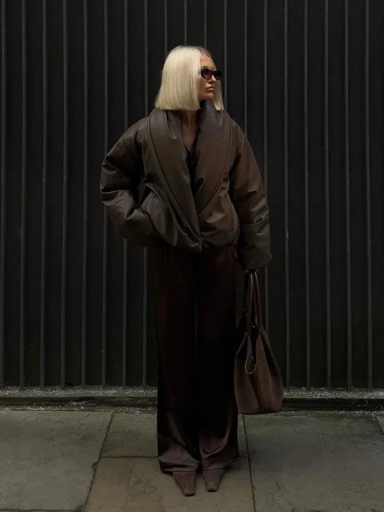 Elegant Kort Faux Leather Bomberjakke Med Voluminøs Krave