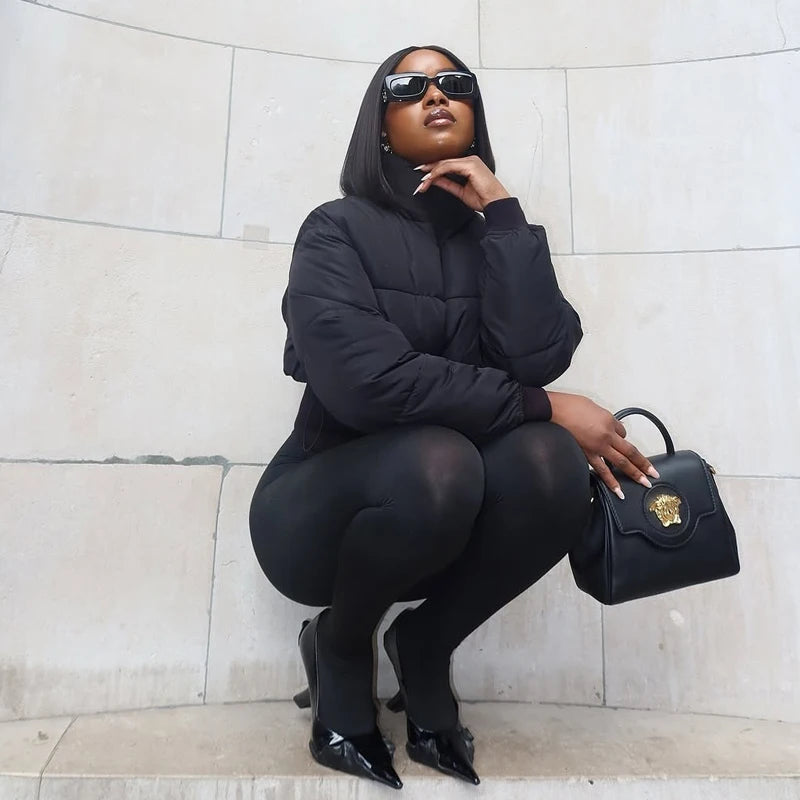 Kort Pufferjakke til Kvinder | Sort Quiltet Bomberjakke med Lynlås