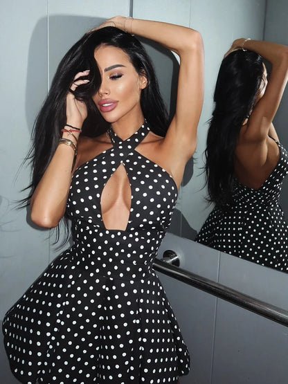 Elegant halterneck kjole med åben ryg og dekorative udskæringer