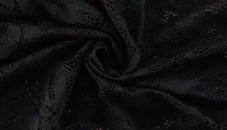 Elegant blondekjole med asymmetrisk snit og sensuelle udskæringer