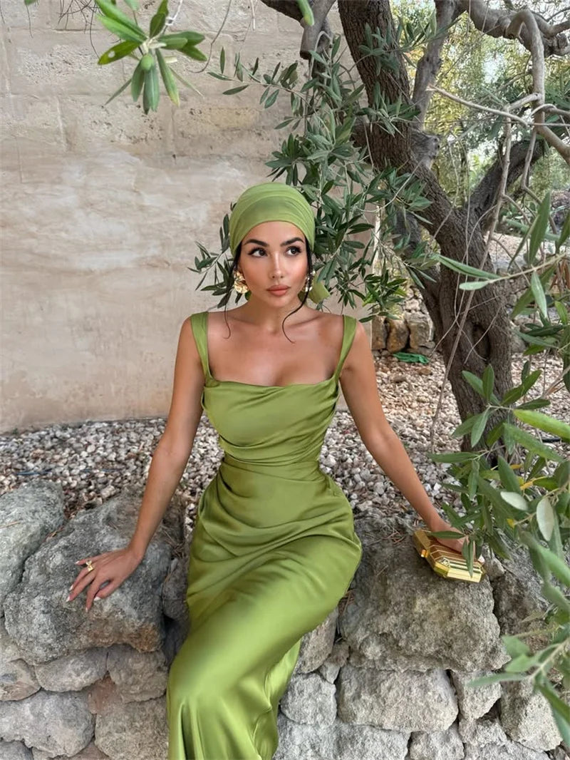 Satin maxi kjole med halterneck og snøredetalje | Elegant og sofistikeret silhuet