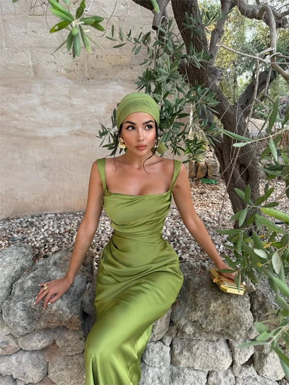 Satin maxi kjole med halterneck og snøredetalje | Elegant og sofistikeret silhuet