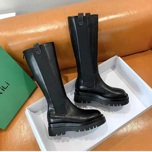 Moderne Knæhøj Støvle Med Chunky Sål Og Stilrent Udtryk