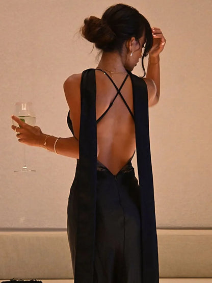 Elegant Lang Kjole Med Blondeudskæringer Og Åben Ryg