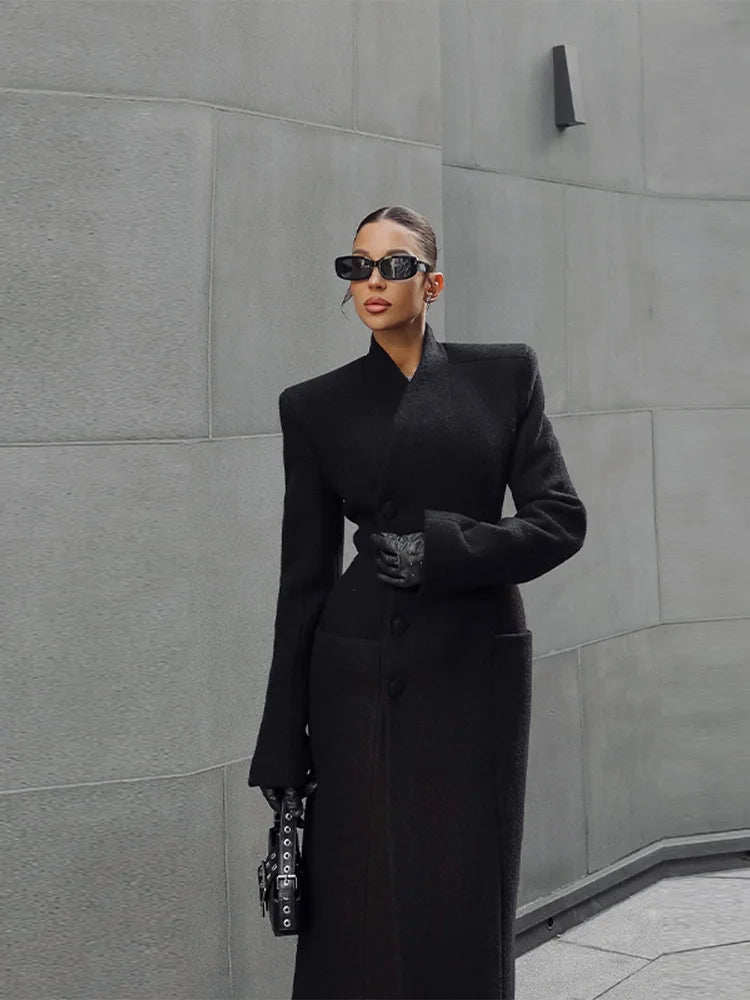 Elegant Lang Uldinspireret Frakke Med Skulderpuder Og Diagonal Knappelukning