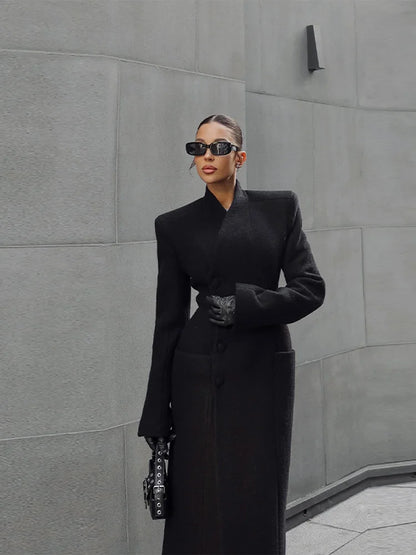 Elegant Lang Uldinspireret Frakke Med Skulderpuder Og Diagonal Knappelukning