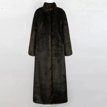 Lang damefrakke i imitation mink | Ståkrave | Elegant gradueret design