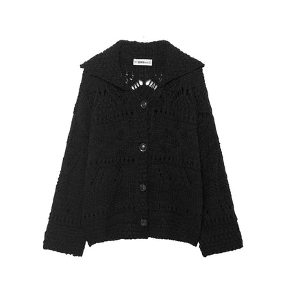 Elegant cardigan i grov strik med dekorativ hulstruktur og moderne designudtryk