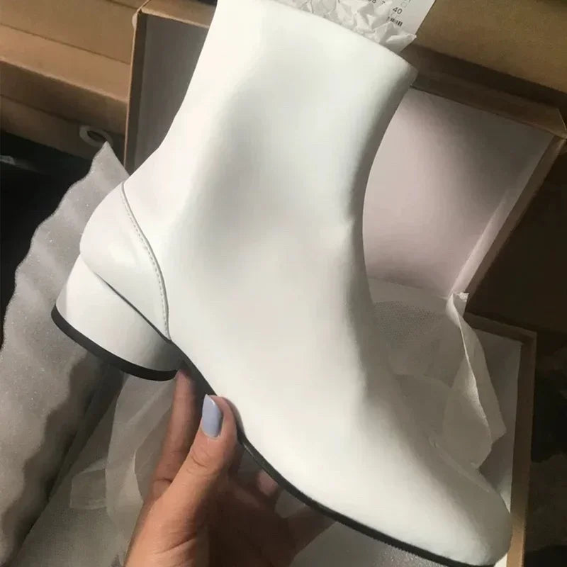 Elegant Læderstøvle Med Delt Tå Og Moderne Blokhæl