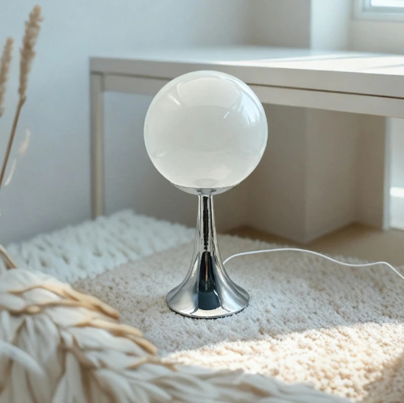 Minimalistisk Bordlampe med Rund Glaskugle | Elegant Fod til Stuen eller Natbord