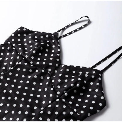 Elegant maxikjole med prikket mønster | Asymmetrisk udskæring og slankt snit