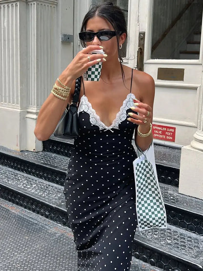 Elegant kjole med V-hals | Blonde med polkadotter og maxi-længde