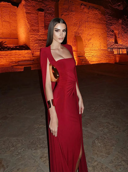 Elegant ærmeløs aftenkjole med slids og strukturerede skuldre