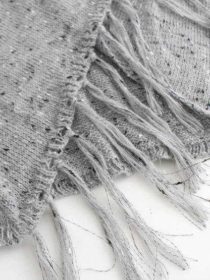 Sjal med draperet halsudskæring og frynser og kvaster