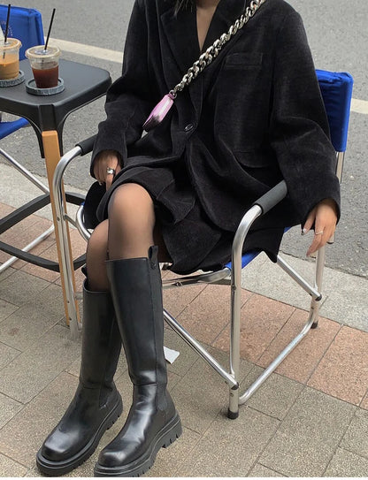 Moderne Knæhøj Støvle Med Chunky Sål Og Stilrent Udtryk