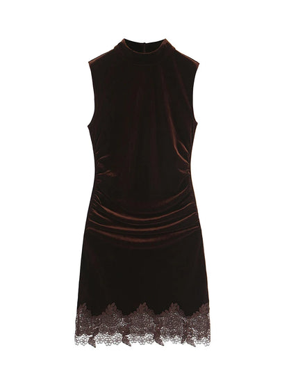 Elegant ærmeløs minikjole med slank pasform og blondekant