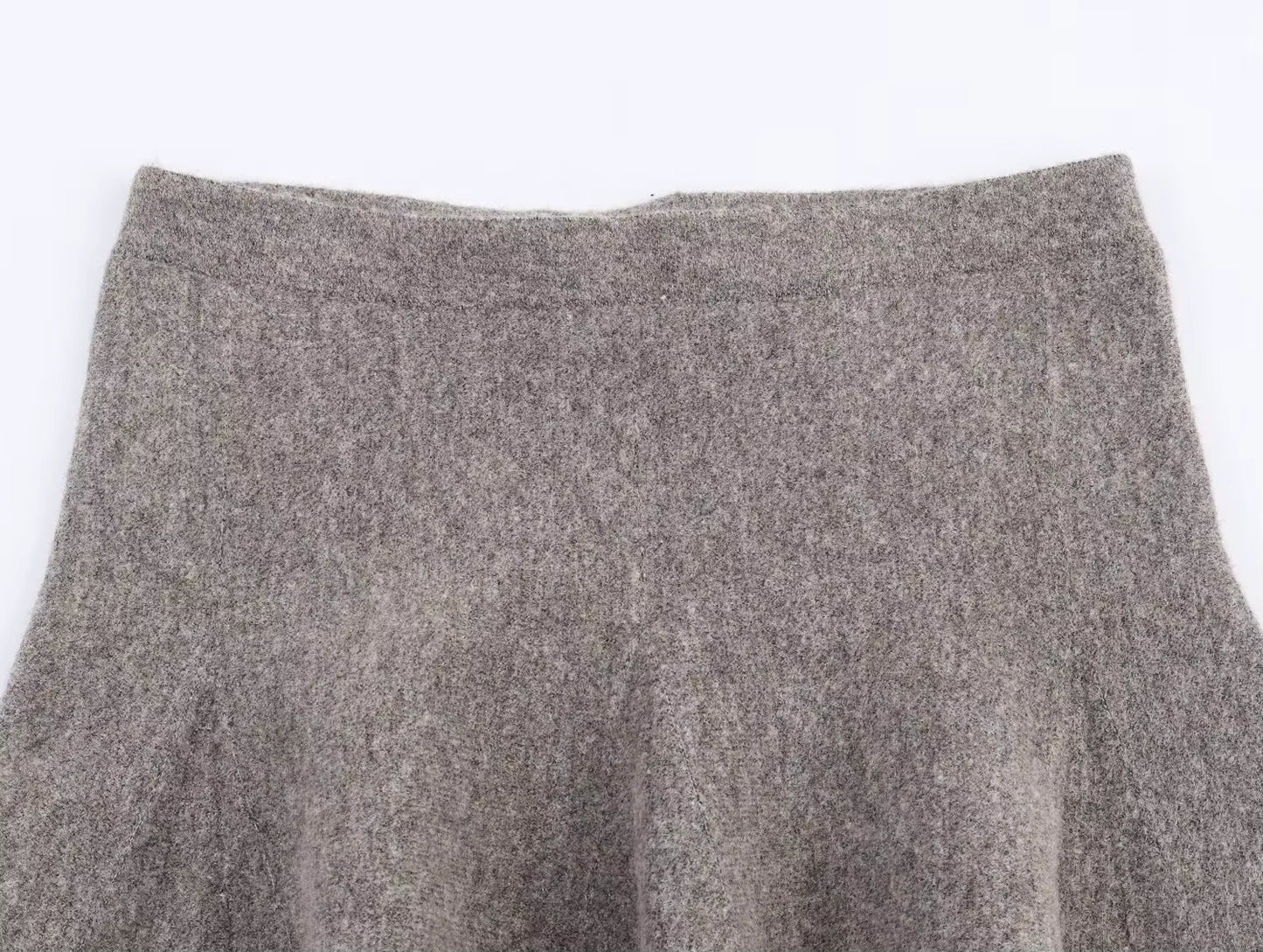 Strikket todelt sæt til kvinder | Kort jakke | Svajet nederdel i minimalistisk design