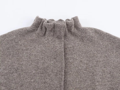 Strikket todelt sæt til kvinder | Kort jakke | Svajet nederdel i minimalistisk design