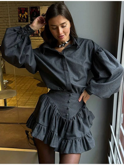 To-delt blusesæt til kvinder | Løstsiddende skjorte med pufærmer | Rynket mini-nederdel