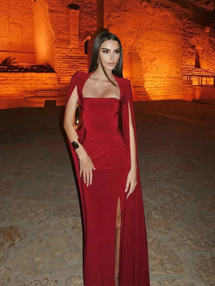 Elegant ærmeløs aftenkjole med slids og strukturerede skuldre