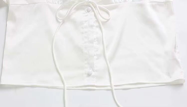 Elegant satin top med V-hals og blonder