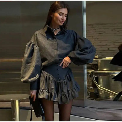 To-delt blusesæt til kvinder | Løstsiddende skjorte med pufærmer | Rynket mini-nederdel