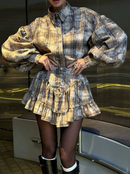 To-delt blusesæt til kvinder | Løstsiddende skjorte med pufærmer | Rynket mini-nederdel