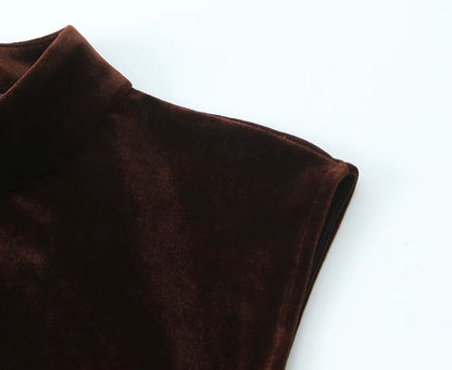 Elegant ærmeløs minikjole med slank pasform og blondekant