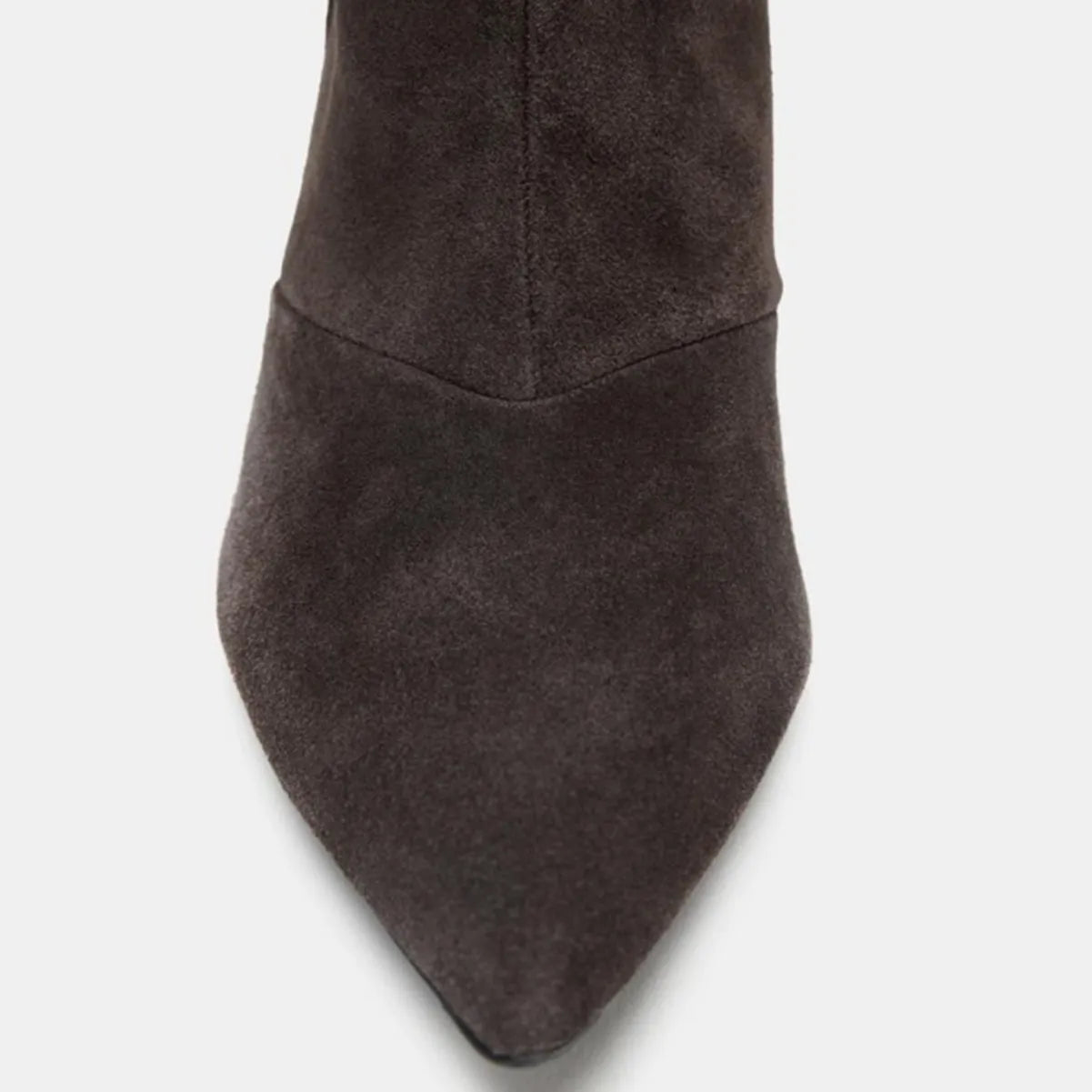 Knelange støvler til kvinder | Blød ruskindseffekt | Spids snude og lav hæl