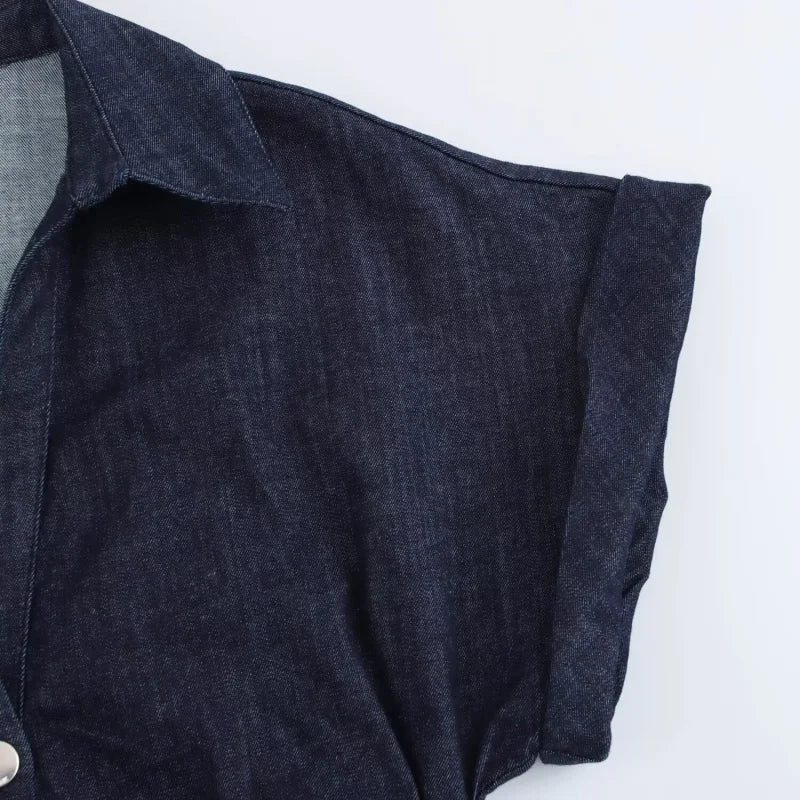 Denim midikjole med skjortekrave – Knaplukning foran | Side-lynlås | Markerede sømme | Taljefremhævende pasform