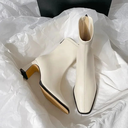 Elegant Ankelstøvle Med Firkantet Snude Og Stabil Hæl