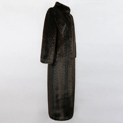 Lang damefrakke i imitation mink | Ståkrave | Elegant gradueret design