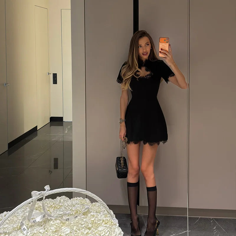 Bodycon mini kjole med blondedetaljer – Høj krave | Half sleeves | Udskåret brystdetalje | Figursyet sheath-silhuet