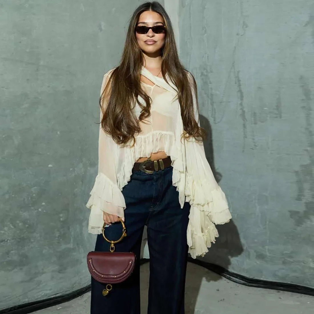 Asymmetrisk chiffonbluse med flæser | Elegant V-udskæring | Let og gennemsigtig stil