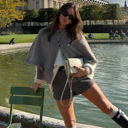 Kvinders strikket cape-cardigan | Kort design | Knaplukning & blød tekstur