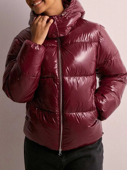 Vatteret jakke med glansfuld finish og praktisk hætte