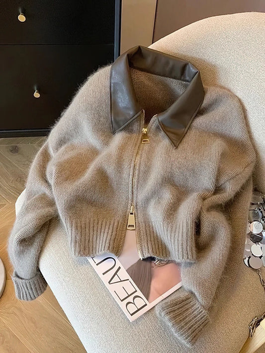 Kvinders Kort Strikcardigan med Lynlås og Læderkrave | Blød Struktur | Elegant og Moderne til Efterår og Vinter